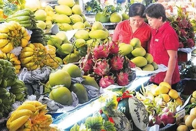 Tiểu thương các chợ loại I và chợ đầu mối sẽ nằm trong danh sách ưu tiên vận động chuyển đổi thành doanh nghiệp. Trong ảnh: Người tiêu dùng mua hàng tại chợ Bến Thành. (Ảnh: nhandan.vn)