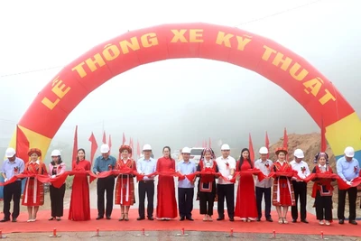 Các đồng chí lãnh đạo tỉnh Hà Giang cắt băng thông xe kỹ thuật đường Bắc Quang-Xín Mần (giai đoạn 1).