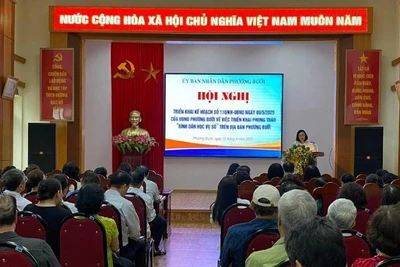 Ủy ban nhân dân phường Bưởi, quận Tây Hồ triển khai phong trào "Bình dân học vụ số". Ảnh: HẢI AN/Báo Nhân Dân
