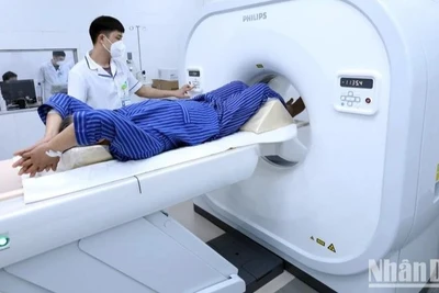 Các bác sĩ thực hiện chụp cắt lớp vi tính phục vụ chẩn đoán và điều trị cho bệnh nhân. Ảnh: nhandan.vn