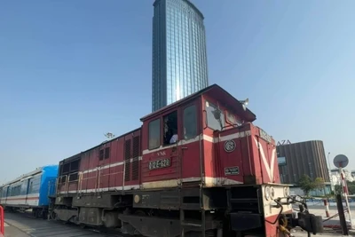 Tàu chạy qua thành phố Hải Phòng.