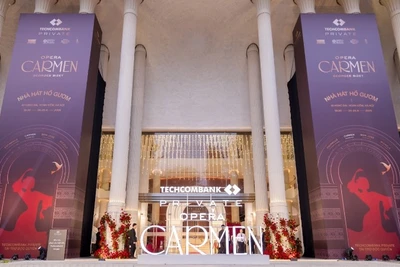 Techcombank thắp sáng lối vào nhà hát.