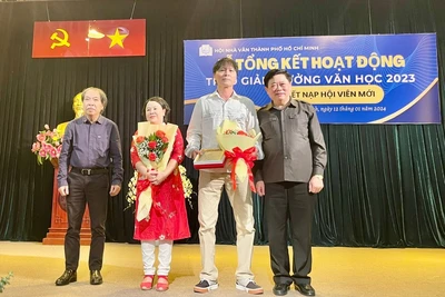 Lãnh đạo Hội Nhà văn Việt Nam và Hội đồng Lý luận, phê bình văn học nghệ thuật Trung ương trao tặng Giải cống hiến đến gia đình cố nhà thơ Hải Như và Đỗ Nam Cao tại buổi lễ. (Ảnh NGUYÊN HÙNG)