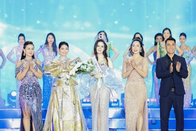 Người đẹp Nguyễn Hoài Linh (đứng giữa) tại lễ đăng quang Hoa hậu Biển Việt Nam 2024.