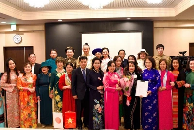 Các đại biểu Câu lạc bộ Di sản áo dài Việt Nam chụp hình lưu niệm cùng cán bộ Đại sứ quán Việt Nam tại Nhật Bản. 