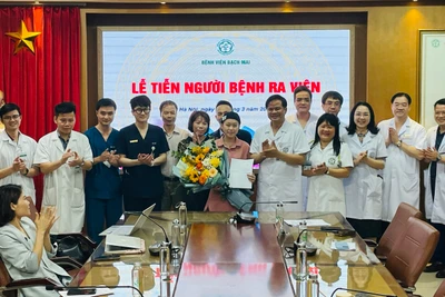 Các bác sĩ chúc mừng P.L.Q.L. được ra viện.