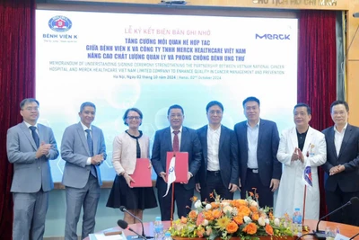 Đại diện Bệnh viện K và Công ty TNHH Merck Healthcare Việt Nam ký kết biên bản ghi nhớ.