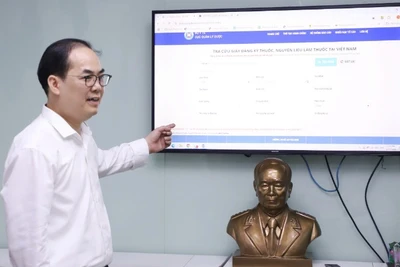 Tiến sĩ Tạ Mạnh Hùng, Phó Cục trưởng Cục Quản lý dược (Bộ Y tế) hướng dẫn người dân cách tra cứu thông tin thuốc.