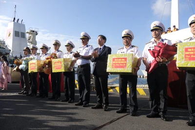 Lãnh đạo Tỉnh ủy, Ủy ban nhân dân tỉnh Khánh Hòa tặng quà cho người dân và chiến sĩ trên đảo.