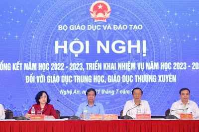 Lãnh đạo Bộ Giáo dục và Đào tạo cùng các đơn vị chức năng chủ trì hội nghị.