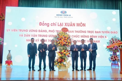 Đồng chí Lại Xuân Môn tặng hoa chúc mừng Bệnh viện K nhân kỷ niệm Ngày thầy thuốc Việt Nam.