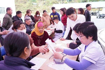 Các thầy thuốc triển khai thăm khám sức khoẻ cho người dân huyện Nậm Nhùn