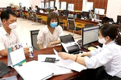 Giải quyết các thủ tục hành chính cho người dân. 