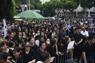 [Ảnh] Đông đảo người dân xếp hàng chờ vào viếng Tổng Bí thư Nguyễn Phú Trọng