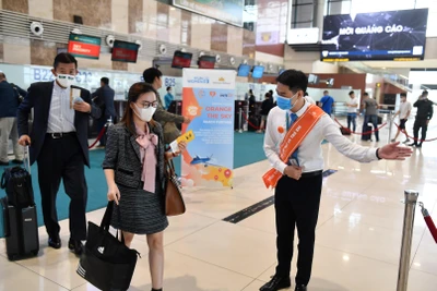 Hành khách được chào đón đặc biệt tại sân bay bởi các nhân viên mặt đất phục vụ chuyến bay đều đeo ruy băng, hoa cài màu cam. 