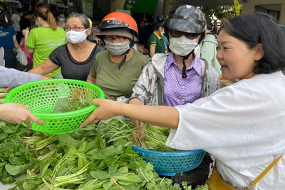 Nhiều người tiêu dùng đến mua sắm tại phiên chợ xanh-tử tế.