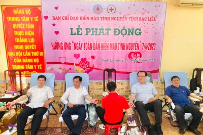 Phó Chủ tịch Ủy ban nhân dân tỉnh Bạc Liêu Phan Thanh Duy (người thứ 2, từ trái qua) tham gia hiến máu tình nguyện.