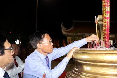 Lãnh đạo tỉnh Đồng Nai dâng hương tại Đền thờ các Vua Hùng trong Công viên văn hóa Hùng Vương.