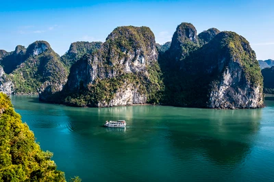 Bảo tồn di sản và phát triển kinh tế Vịnh Hạ Long: Cần những quy định đặc thù