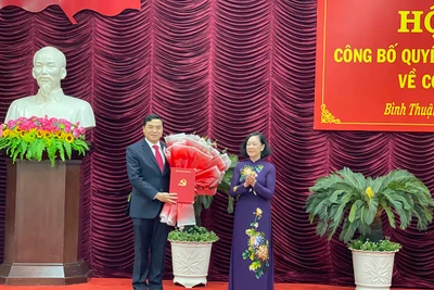 Đồng chí Trương Thị Mai, Ủy viên Bộ Chính trị, Thường trực Ban Bí thư Trung ương Đảng, Trưởng Ban Tổ chức Trung ương Đảng trao quyết định cho đồng chí Nguyễn Hoài Anh, Bí thư Tỉnh ủy Bình Thuận.