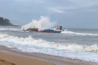 Hiện trường tàu Hoàng Gia 46 bị nạn trên vùng biển phường Phổ Thạnh, thị xã Đức Phổ (Quảng Ngãi).