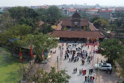 Du khách tham quan Chùa Dâu.