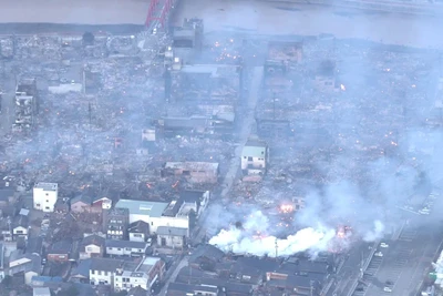 Wajima là một trong những địa phương chịu ảnh hưởng nặng nề nhất của trận động đất ngày 1/1. Lực lượng cứu hỏa vẫn đang tập trung dập lửa tại trung tâm thành phố. (Ảnh: NHK)