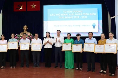 Lãnh đạo Mặt trận Tổ quốc Thành phố trao bằng khen cho các đơn vị có thành tích cao trong phong trào thi đua của Mặt trận các cấp.