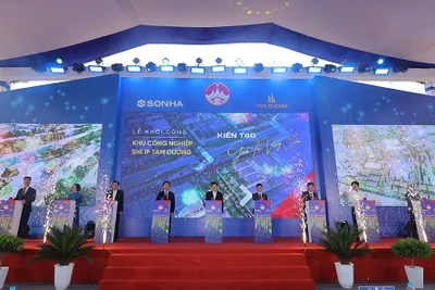 Các đại biểu bấm nút khởi công dự án.