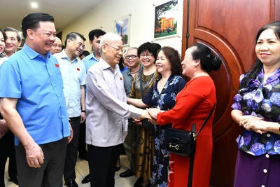 Tổng Bí thư Nguyễn Phú Trọng với đại biểu và cử tri thành phố Hà Nội. 