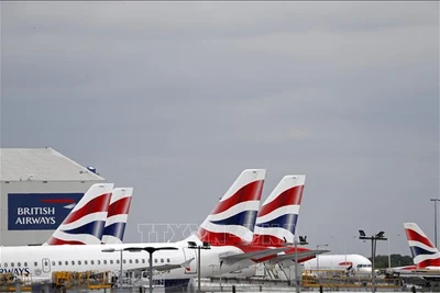 Máy bay của British Airways đậu tại sân bay London Heathrow, Anh. (Ảnh minh họa: AFP/TTXVN)