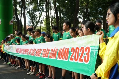 Các vận động viên thuộc nhiều độ tuổi tham gia ngày chạy Olympic.