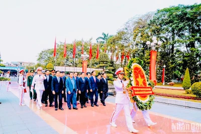 Đoàn đại biểu Thành ủy, Hội đồng nhân dân, Ủy ban nhân dân, Ủy ban Mặt trận Tổ quốc Việt Nam thành phố Hải Phòng đã đặt vòng hoa, dâng hương tại Đài tưởng niệm các Anh hùng liệt sĩ thành phố Hải Phòng và Tượng đài đồng chí Nguyễn Đức Cảnh.