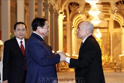 Thủ tướng Phạm Minh Chính hội kiến Quốc vương Campuchia Norodom Sihamoni. (Ảnh: TTXVN) 