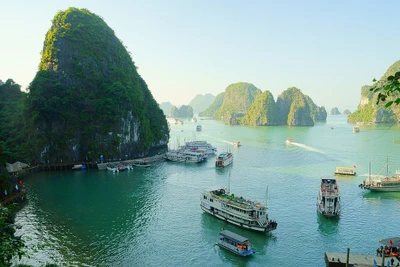 Vịnh Hạ Long là điểm đến được ưa thích của cả du khách trong nước và quốc tế khi du lịch miền bắc Việt Nam.