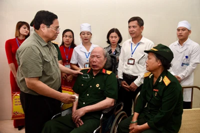 Thủ tướng Phạm Minh Chính thăm các thương binh nặng đang điều trị tại Trung tâm Điều dưỡng thương binh Nho Quan.