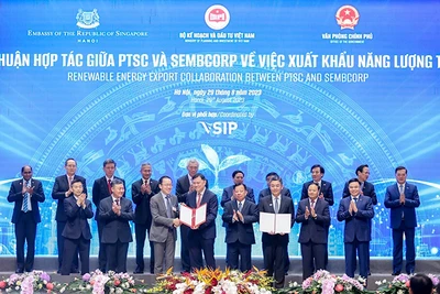 Liên danh PTSC - Sembcorp đón nhận giấy phép khảo sát các dự án năng lượng tái tạo ngoài khơi.