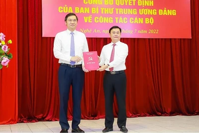 Bí thư Tỉnh ủy Nghệ An Thái Thanh Quý trao Quyết định cho ông Hoàng Nghĩa Hiếu.