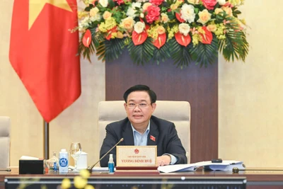 Chủ tịch Quốc hội Vương Đình Huệ phát biểu ý kiến về một số nội dung thảo luận tại phiên họp. (Ảnh: Duy Linh)