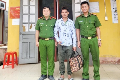 Anh Lý Nam Định (đứng giữa) nhận lại tài sản bị đánh rơi từ Công an xã Thượng Hà, huyện Bảo Yên, tỉnh Lào Cai. (Ảnh: QUỲNH TRANG)