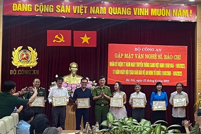 Trung tướng Nguyễn Duy Ngọc trao bằng khen, kỷ niệm chương tặng các nghệ sĩ, nhà báo.