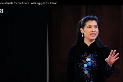 Giáo sư Nguyễn Thị Kim Thanh giảng bài trong chương trình thuyết giảng khoa học lâu đời và nổi tiếng thế giới Friday Evening Discourses (FED) của Viện Hoàng gia Vương quốc Anh (Ri). (Ảnh: TTXVN)