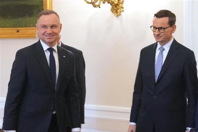 Tổng thống Ba Lan Andrzej Duda (trái) và Thủ tướng Mateusz Morawiecki tại Vácsava, ngày 24/10. (Ảnh: AFP/TTXVN)