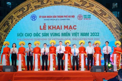 Các đại biểu cắt băng khai mạc Hội chợ Đặc sản Vùng miền 2022.