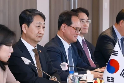 Bộ trưởng Thương mại, Công nghiệp và Năng lượng Hàn Quốc Ahn Duk Geun tham dự cuộc họp với Bộ trưởng Thương mại Trung Quốc Vương Văn Đào tại Seoul ngày 29/3. (Ảnh: Koreaherald/TTXVN)