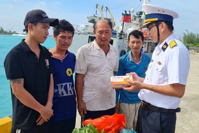 Bác sĩ quân y trên đảo Sinh Tồn hướng dẫn ngư dân sử dụng thuốc.