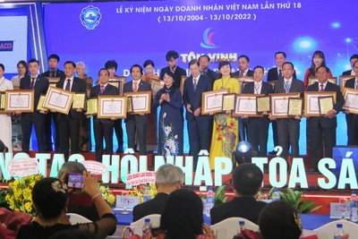 Các doanh nghiệp nhận chứng nhận doanh nghiệp tiêu biểu năm 2022.