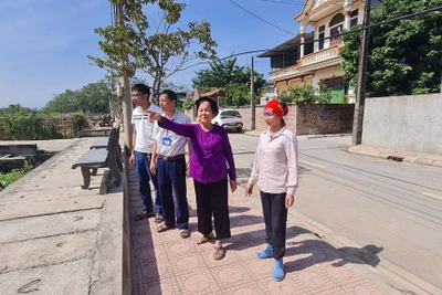 Bà Đỗ Thị Hường, Bí thư Chi bộ thôn Đồng Sáo, thị trấn Thanh Lãng (thứ 2 từ phải sang) cùng người dân giám sát việc tuân thủ pháp luật đất đai. 