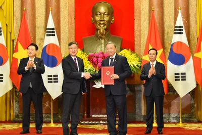 Chủ tịch nước Võ Văn Thưởng và Tổng thống Đại Hàn Dân Quốc Yoon Suk Yeo chứng kiến lễ trao đổi văn kiện giữa Bộ trưởng Công an Tô Lâm và Tư lệnh Cơ quan Cảnh sát Biển Hàn Quốc Kim Jong-Wook về hợp tác giữa Bộ Công an nước Cộng hòa xã hội chủ nghĩa Việt Nam và Cơ quan Cảnh sát Biển Đại Hàn Dân Quốc.