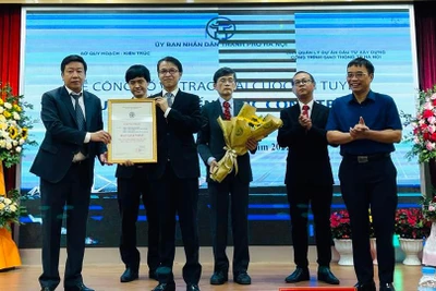 Lãnh đạo Ủy ban nhân dân thành phố Hà Nội trao giải Nhất phương án kiến trúc cầu Trần Hưng Đạo cho nhóm tác giả.